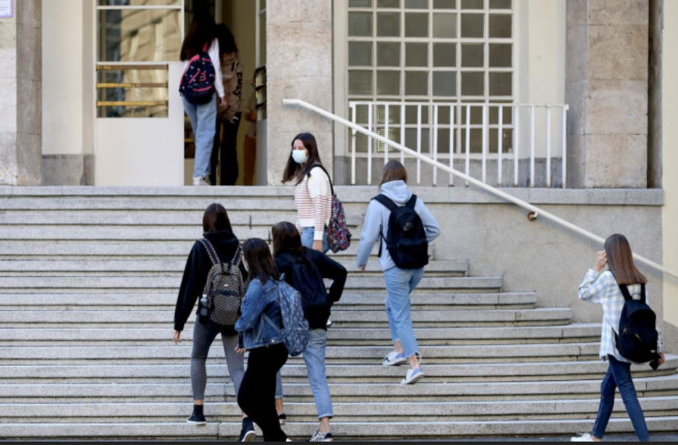 NOVOSTI U ŠKOLAMA, OVO SVE ZANIMA: Ukidaju se samoizolacije za učenike, uvodi se samotestiranje ponedjeljkom