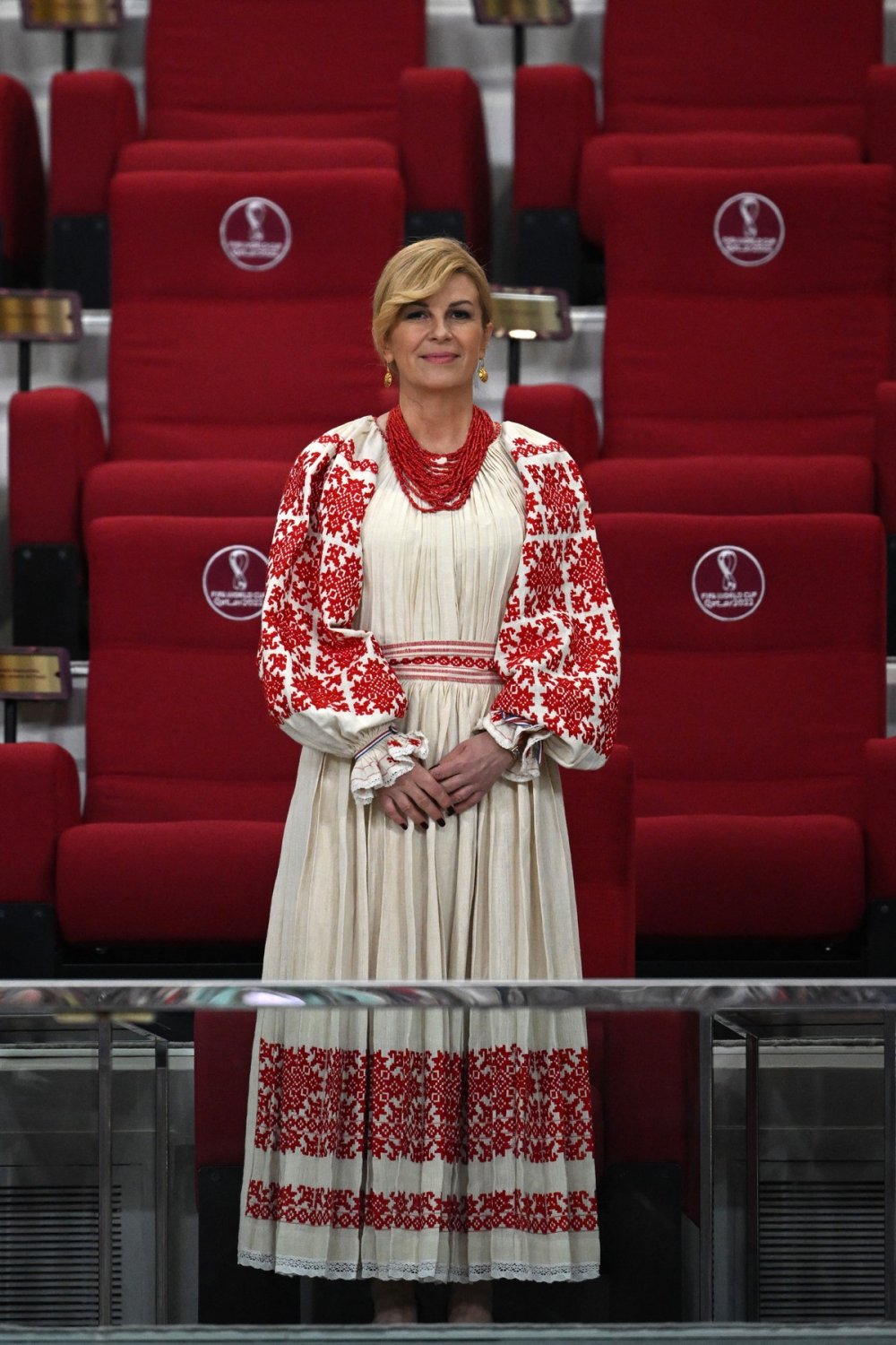 Prizor za pamćenje: Kolinda Grabar-Kitarović u narodnoj nošnji navija iz svečane lože