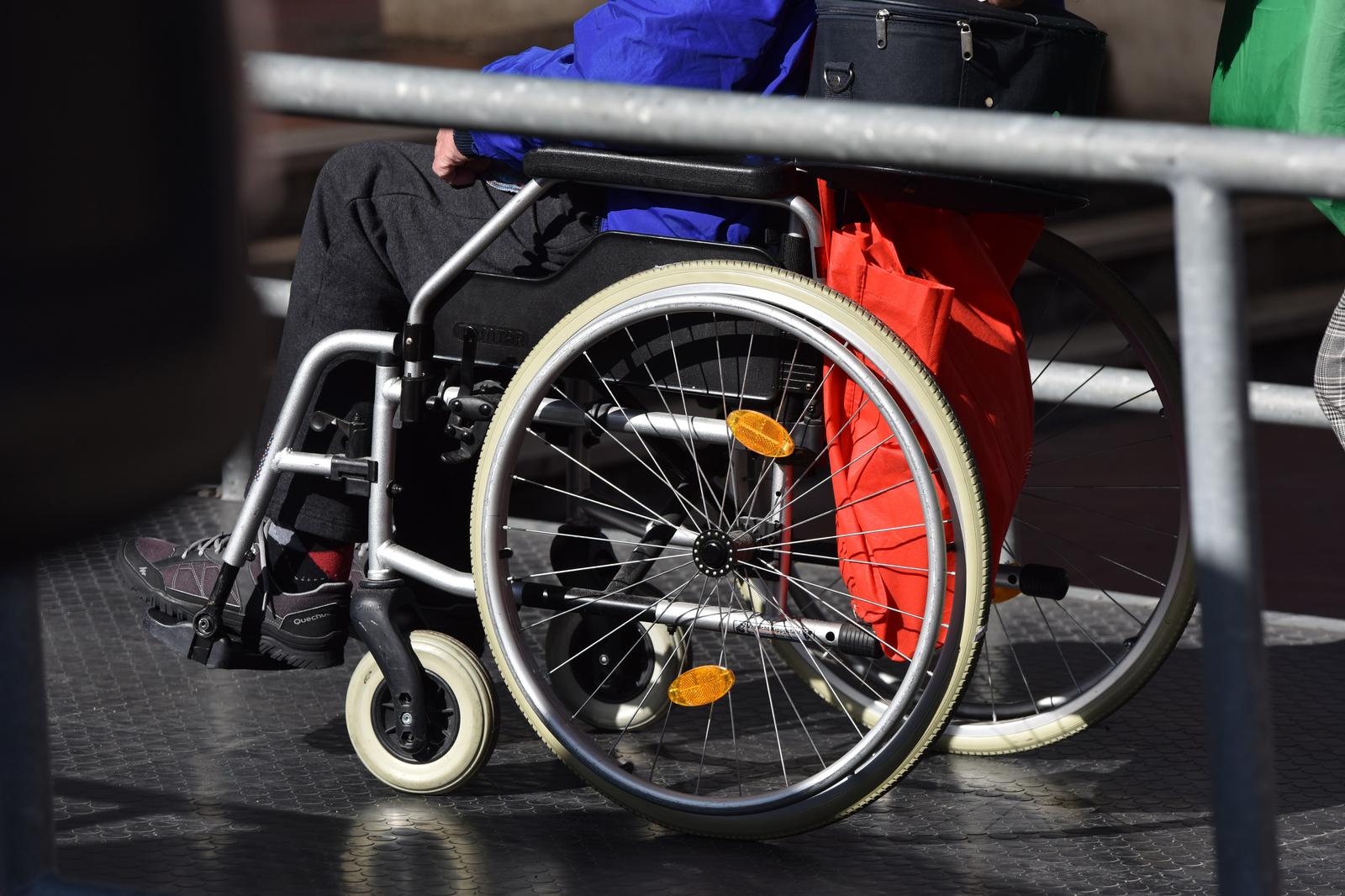 LJUDI UMRU ČEKAJUĆI Sin preminule: "Majka je dobila rješenje, ali od inkluzivnog dodatka ni centa. Trebali su joj isplatiti 4.500 eura"