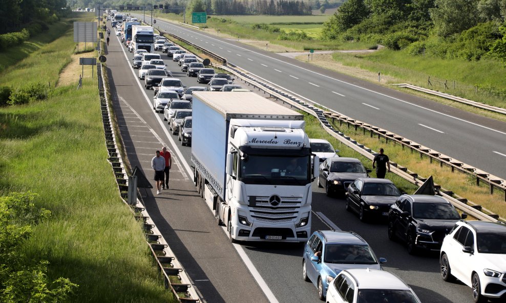 KILOMETARSKE KOLONE Krenule vrućine, krenuo i pakao na cestama: Evo gdje se čeka najduže