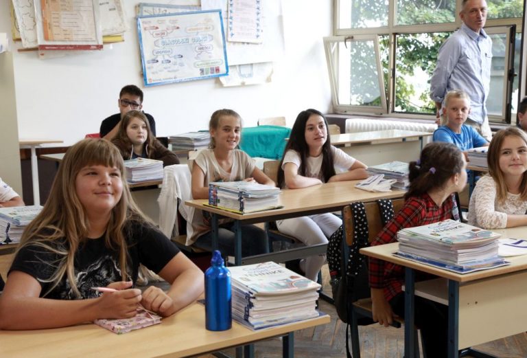 Danas počinje škola za oko 460.000 učenika: Koje ih novosti očekuju?