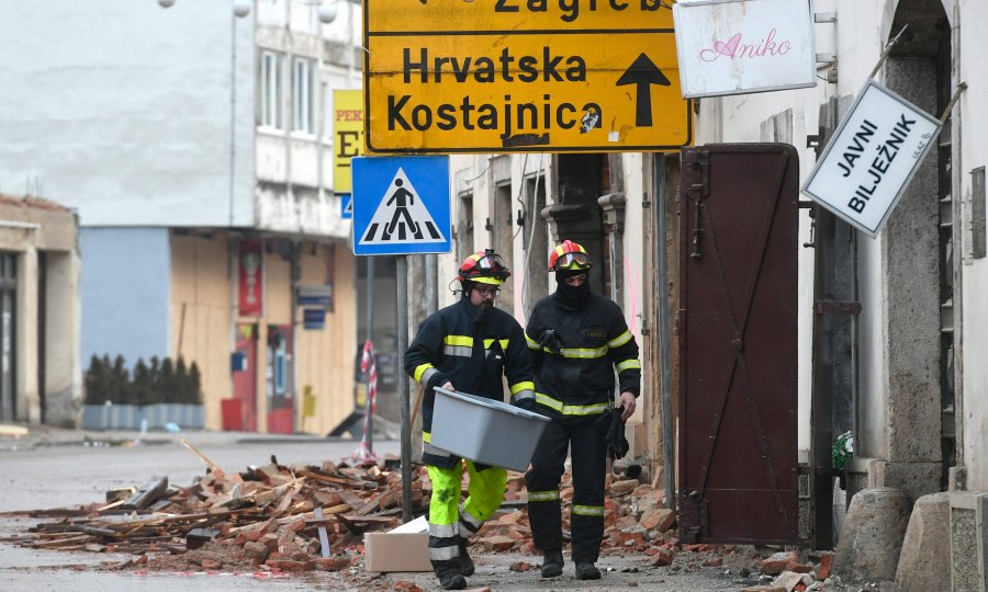 Banovina je najveći krimen hrvatskih vlasti: Dvadeset pet godina nakon rata tamo je i dalje jednaki užas, a kad vam udari potres ili dođu vukovi - pošaljite e-mail