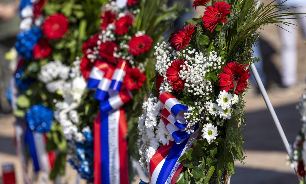 Odana počast ubijenima na prostoru Kumanove ciglane u Vinkovcima