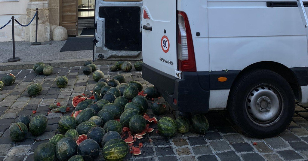 REPOVI PERFORMANSA: Živi zid unajmio kombi, vlasnik ostao u šoku kad je shvatio što je Sinčić izveo