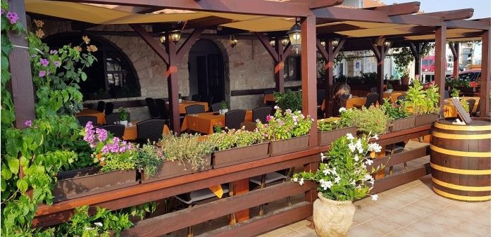 Poznatu dalmatinsku konobu ocijenio negativno jer ne radi nedjeljom, osoblje mu odgovorilo