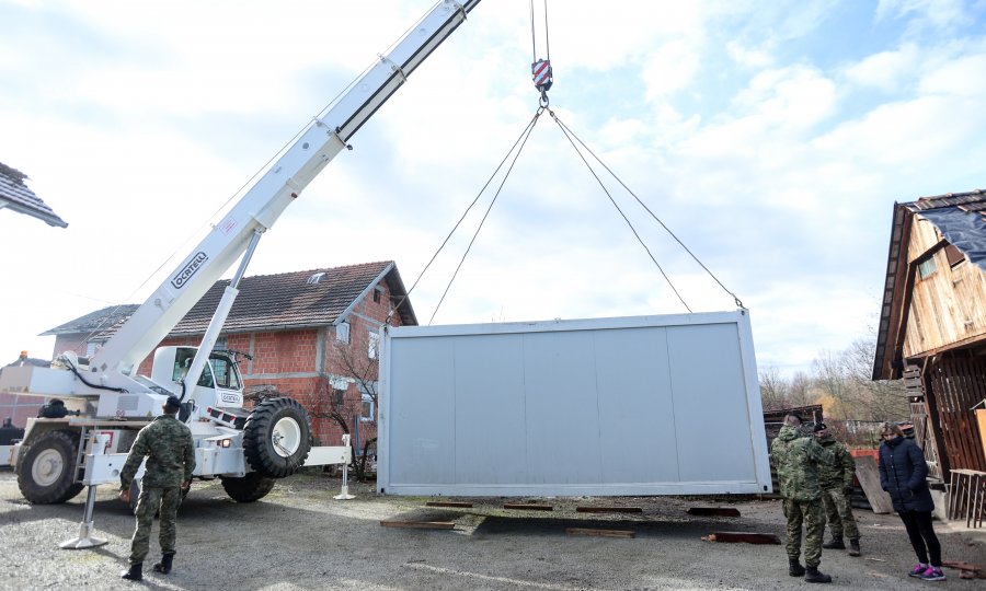 Prve obitelji stigle u kontejnersko naselje u Petrinji: 'Sad napokon možemo biti na toplom i sigurnom'