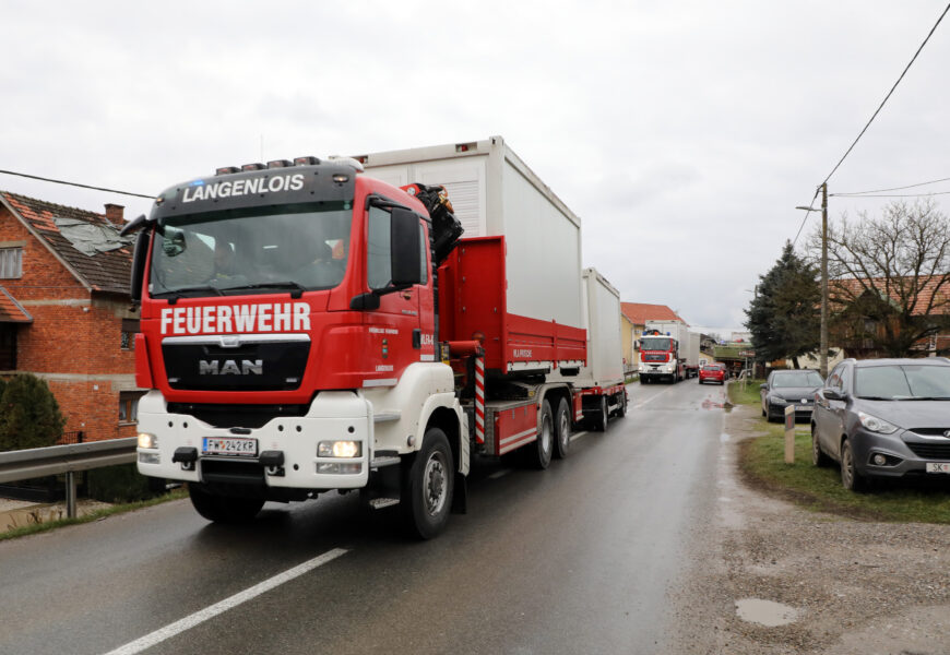 Hrvatska vojska postavlja kontejnere u selima u okolici Gline