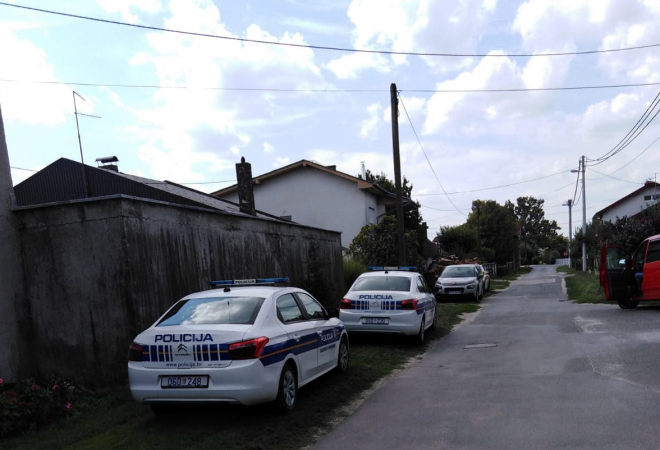 PRIVEDENO PET MUŠKARACA I JEDNA ŽENA! Pronašli im hrpu droge, oružje, streljivo i novac. Omogućavali TROŠENJE DROGA većem broju osoba!