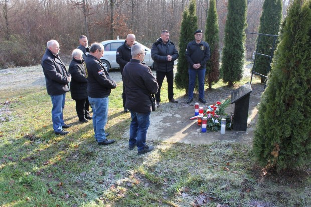 30. GODINA OD OSLOBOĐENJA SELA KORITA Obitelj i suborci prisjetili su se i odali počast poginulim Tigrovima