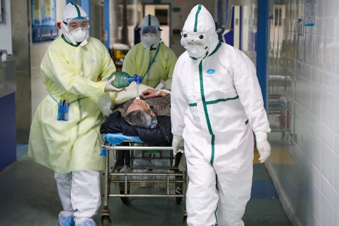 Istraživanje: KORONAVIRUS PREŽIVLJAVA DANIMA izvan organizma, zato se i toliko proširio!