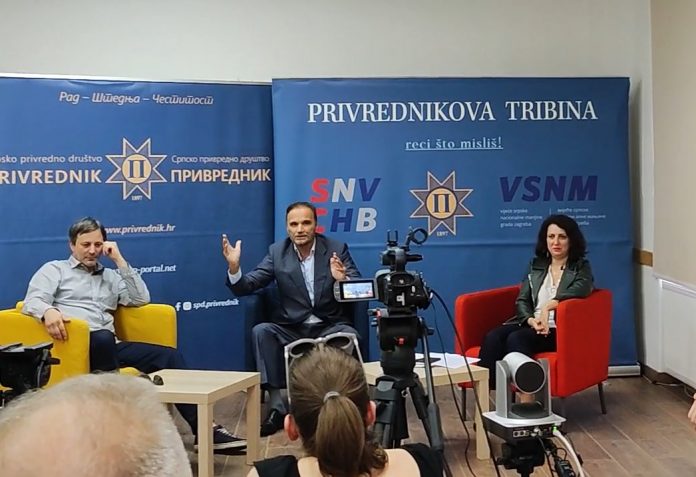 (VIDEO) TRIBINA PREKINUTA! ČETNIK NIJE DOŠAO ZBOG STRAHA OD MOGUĆEG UHIĆENJA ZBOG RATNIH ZLOČINA KOJE JE POČINIO!