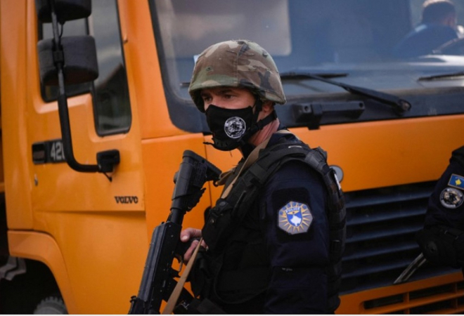 DRAMA NA KOSOVU! SUZAVAC, BLOKADA, SNAJPERI, SPECIJALCI I HELIKOPTERI: Oglasio se i NATO, svima poručuju da se smire