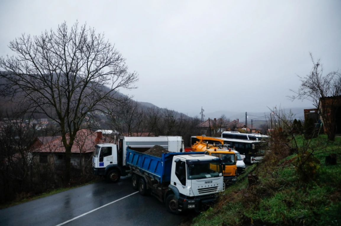 Veleposlanstva SAD-a i Velike Britanije traže uklanjanje blokada cesta na Kosovu