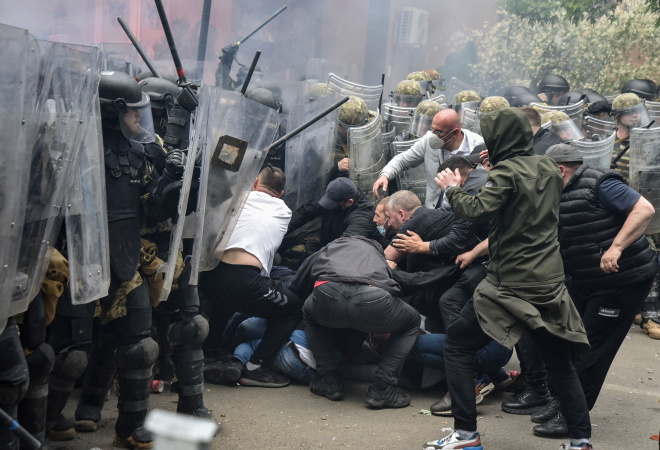 Srbi tvrde da je policija pretukla uhićenog muškarca, jake snage KFOR-a od jutra na Kosovu...
