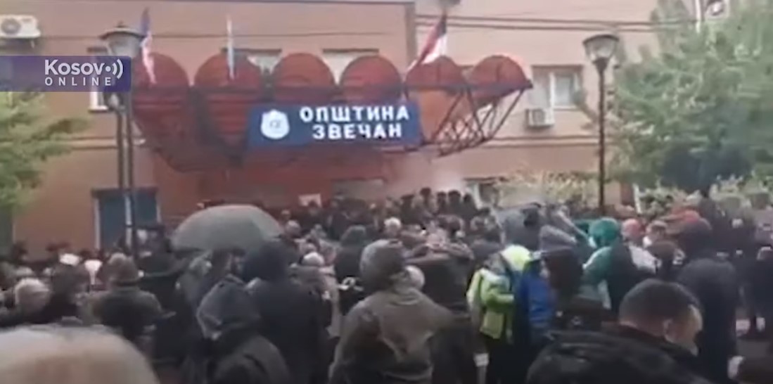(VIDEO) SIRENE ZAVIJAJU, ČUJU SE RAFALI, GORI POLICIJSKO VOZILO! Alarmantno na Kosovu, kaos i šok bombe: Policija nasilno ušla u zgradu općine