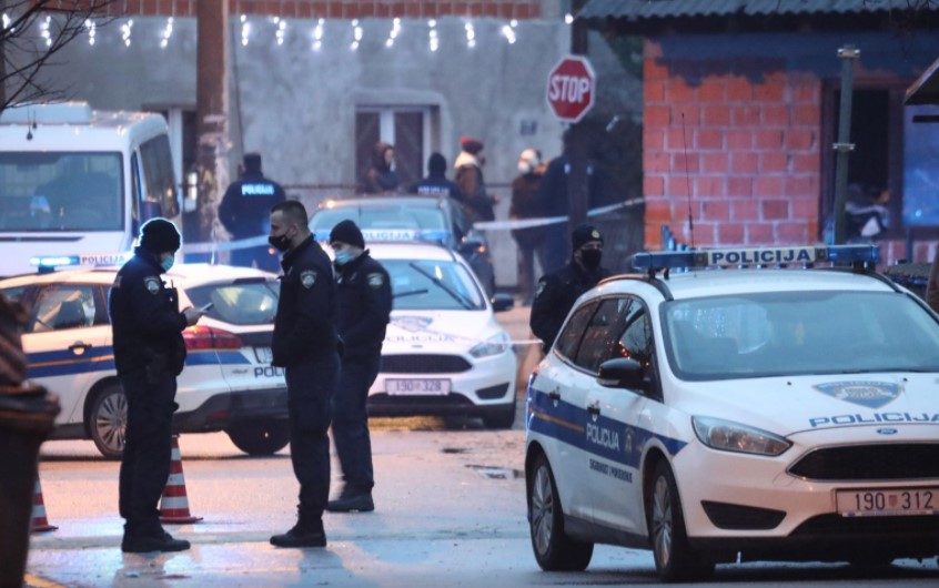 I dalje traje velika potraga za napadačima na policajce, na teren su izašli zbog mladića s podebljim dosjeom