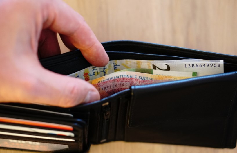 (VIDEO) Kakve besramnice! Krale novčanike s novcem i dokumentima pa na bankomatima podigle 5.400 kuna