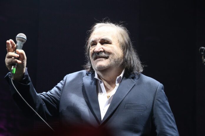 MIŠO KOVAČ I CIJELA OBITELJ SE ZARAZILI KORONOM: Pjevač je imao problema s disanjem i bio je na respiratoru!