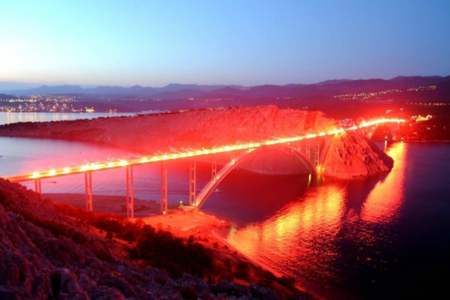 OLUJA NA KVARNERU Osmu godinu zaredom održava se velika bakljada na Krčkom mostu uoči Dana Oluje
