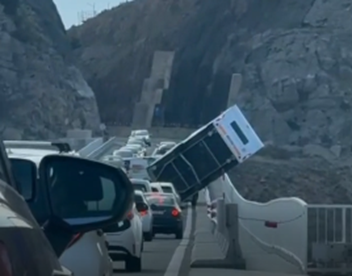 Orkanska bura paralizirala promet: Kamper prevrnut na Krčkom mostu, promet obustavljen