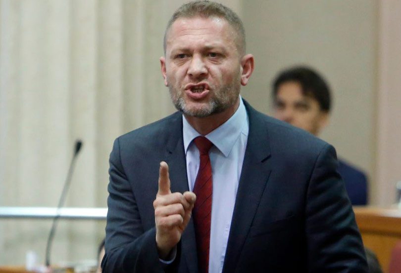 Nekada su zatvarali „narodne neprijatelje“, a danas im plješću!…