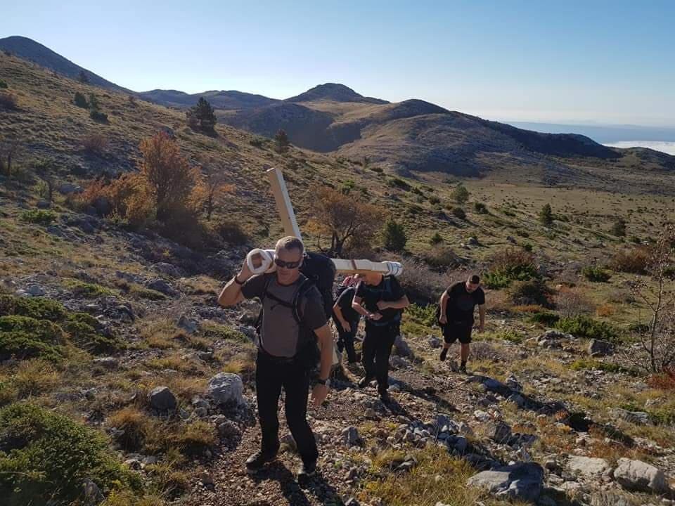 Pohod na Sveto brdo sa križem na leđima