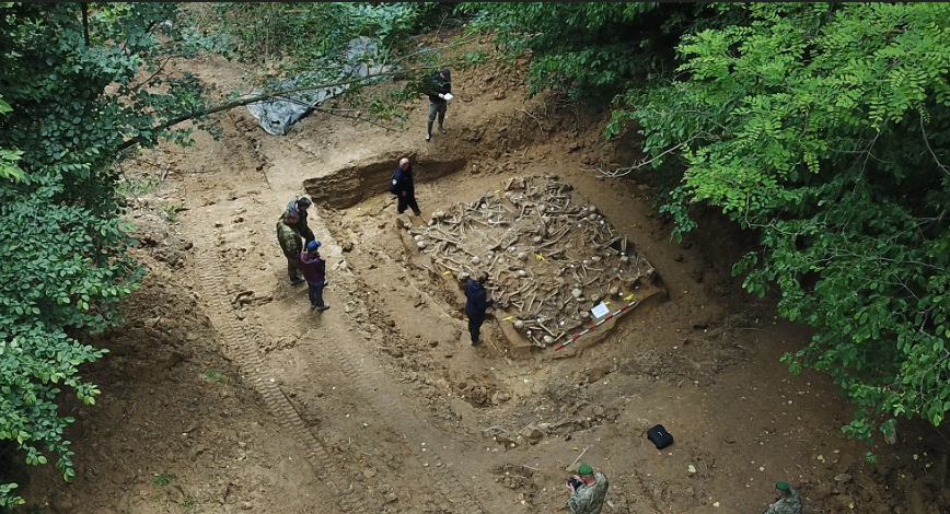 U masovnoj grobnici u Križanovom jarku već drugi dan iskapanja pronađene kosti najmanje 82 žrtve