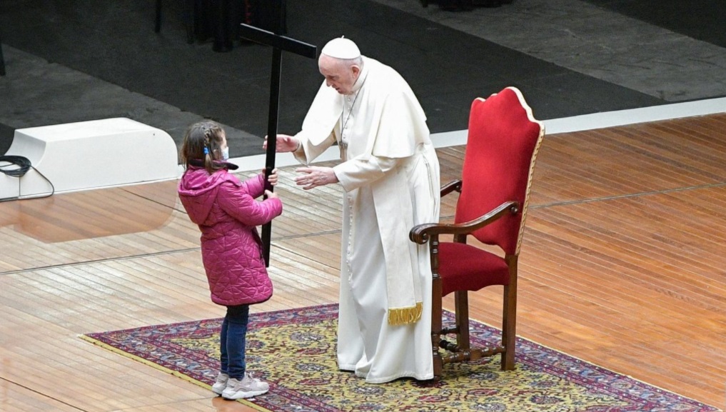 Papa Franjo predvodio križni put ispred bazilike sv. Petra, molitve napisala djeca i mladi