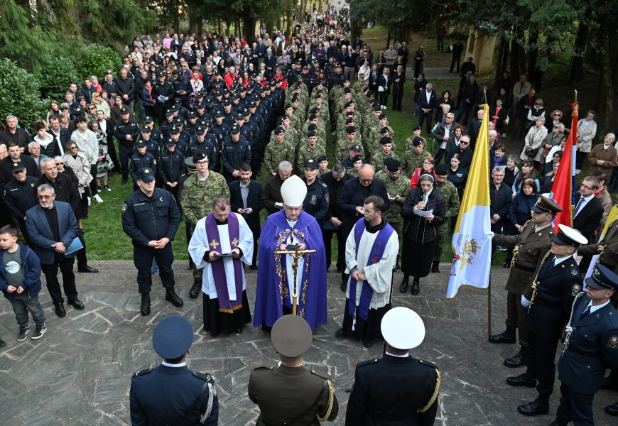 Tisuće koraka molitve na Ksaveru: Hrvatska vojska i policija na tradicionalnom Križnom putu