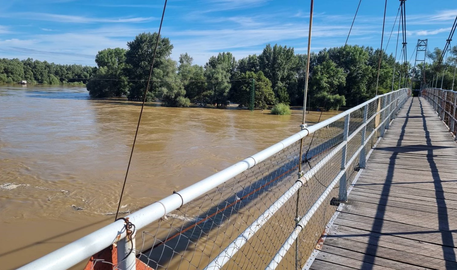 ‘Vodeni val nije prošao, on je na vrhu’: Prekodravsko naselje odsječeno, nasipi će biti pod opterećenjem iduća tri dana