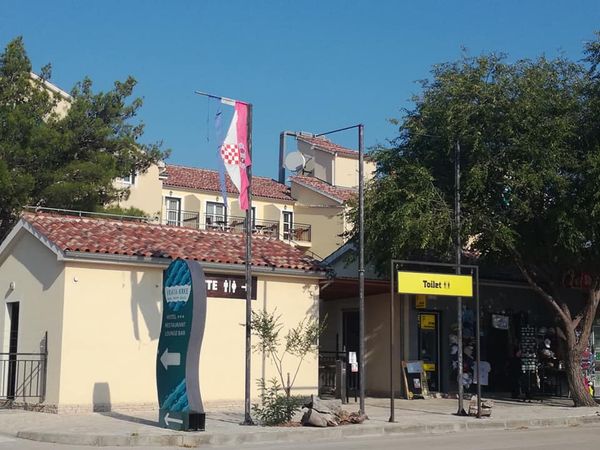 Oštečena i poderana državna zastava na službenom ulazu u Nacionalni park Krka