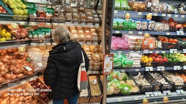 ZEMLJA ZA BOGATE Enormni val poskupljenja iznenadio je sve, pa čak i Vladu, a jedini predviđeni lijek je trebao biti - moralni kodeks trgovaca!? To je kao da limunadom idete liječiti upalu pluća