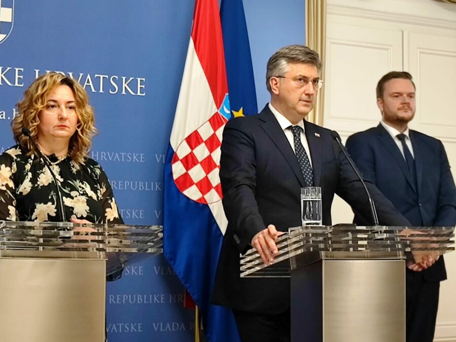 “U šest godina mandata ove Vlade materijalna prava rasla su 33%. To je trećina!”