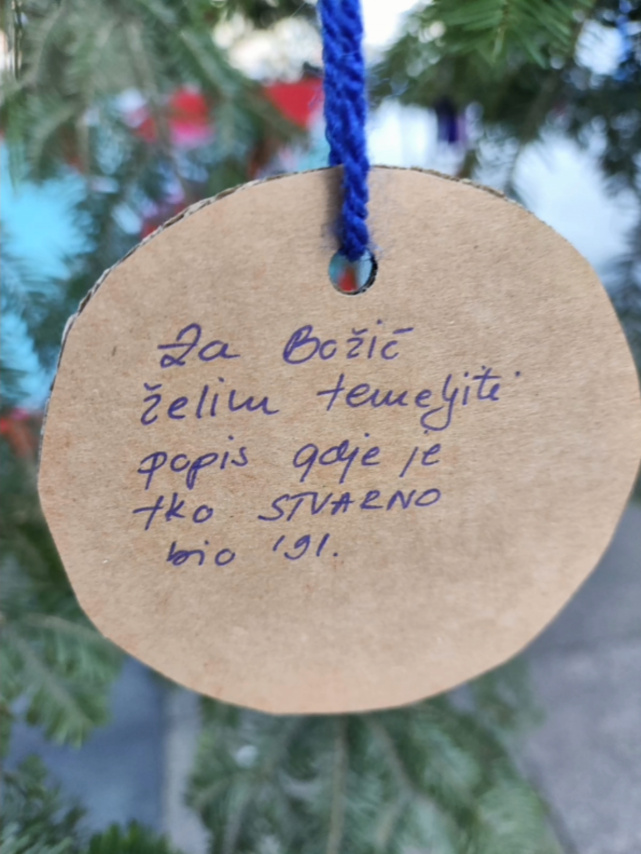 Obrušili se na ‘hrvatske ratne zločince‘: Doznali smo tko je na glavni bor na Trgu bana Jelačića postavio kontroverzne kuglice!