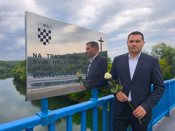 Simboličnim polaganjem ruža u rijeku Kupu odana počast poginulim hrvatskim braniteljima Zagrebačke županije