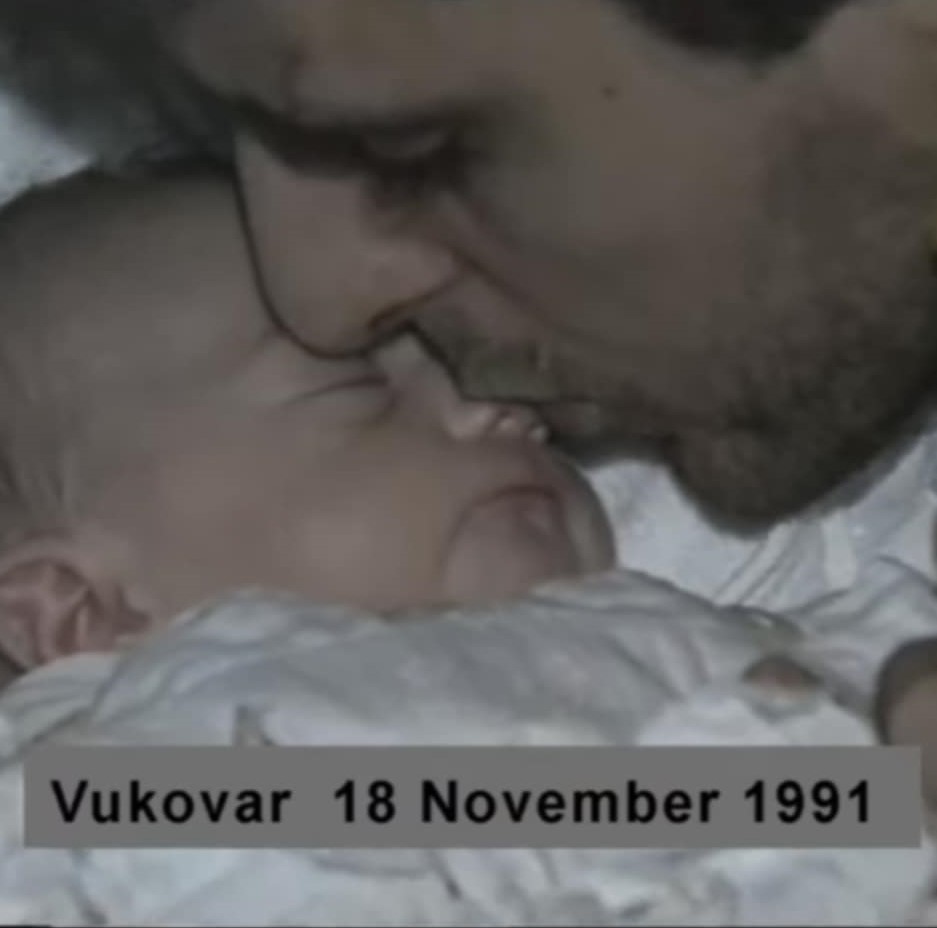 Emili je rođena u paklu vukovarske bolnice, a oca su joj krvnički ubili. Snimka je obišla svijet; priča slama srce