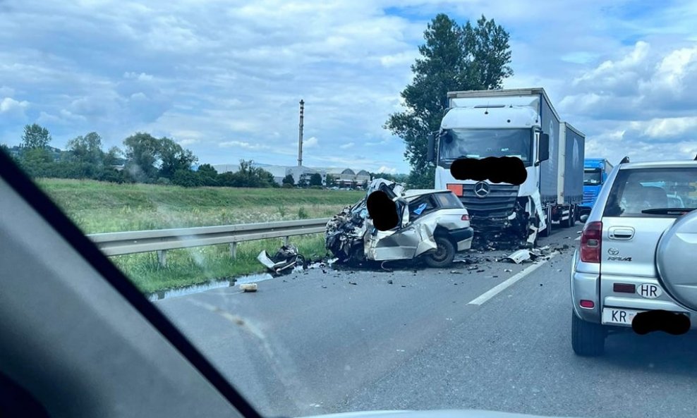 Automobil kod Velikog Trgovišća podletio pod kamion, vozač poginuo
