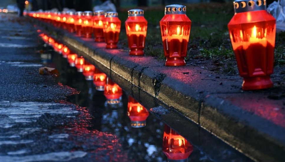 HRVATSKA NE ZABORAVLJA Svijeće i lampaši dijem zemlje u sjećanje na Vukovar i Škabrnju