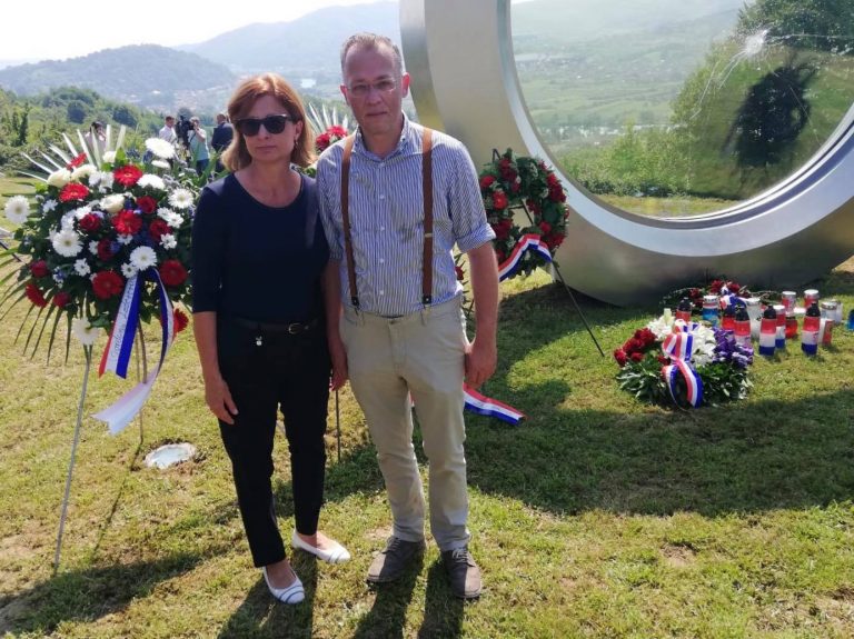 Ana Lederer i Zlatko Hasanbegović kod ‘Slomljenog pejsaža’: “I dok neki govore o ‘pomirenju’, Gordanovoj udovici ne smiju pogledati u oči”