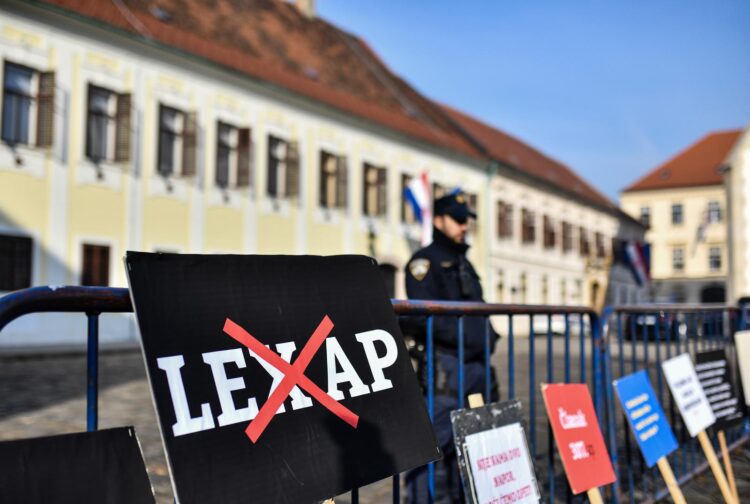 Stručnjaci upozorili: Nije točno da Lex AP zaobilazi novinare. Policija im može pretraživati mobitele i računala