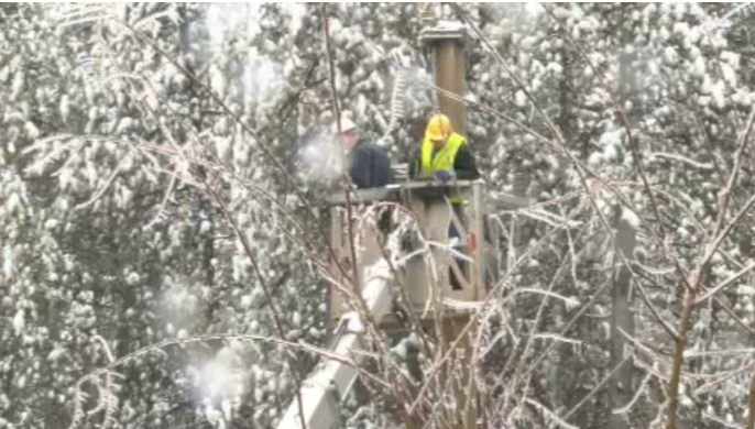 Lika bez struje, od hladnoće popucali dalekovodi
