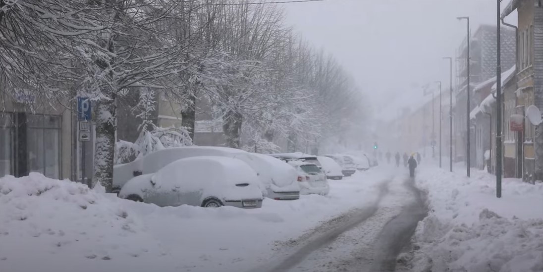 TOTALNI KAOS U HRVATSKOJ! Snijeg zarobio putnike, ralice neumorno rade: Pogoršali su se uvjeti, nema formiranja konvoja (VIDEO)