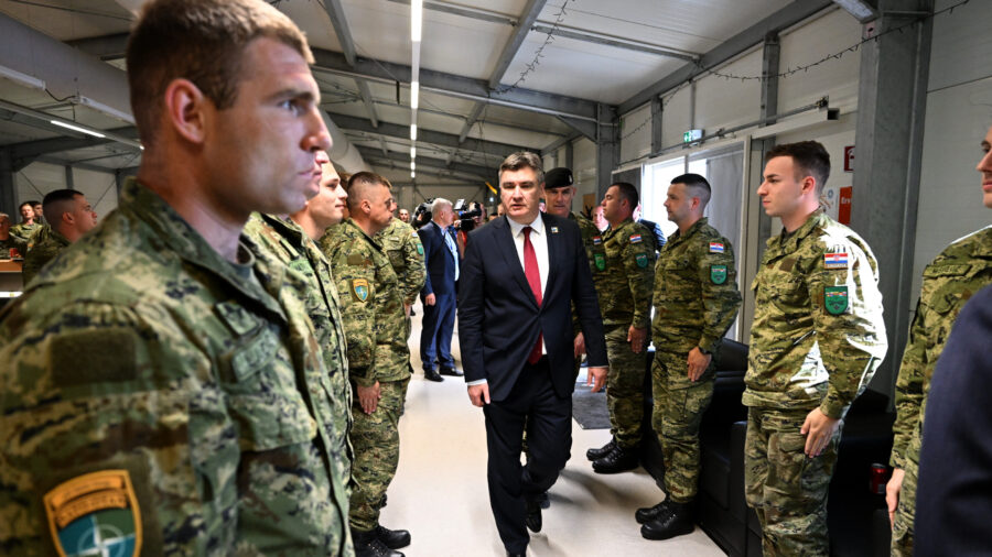 Milanović posjetio hrvatske vojnike u NATO bazi: “Igra se opasna igra”