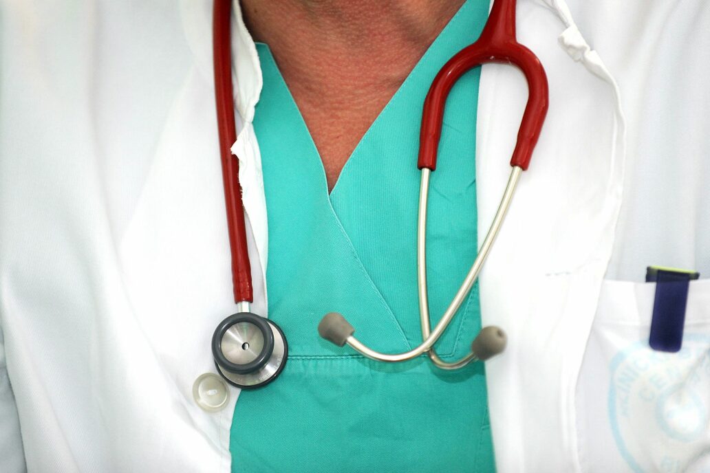 Liječnik davio medicinsku sestru i slomio joj ruku zbog ispričnice za njegova sina