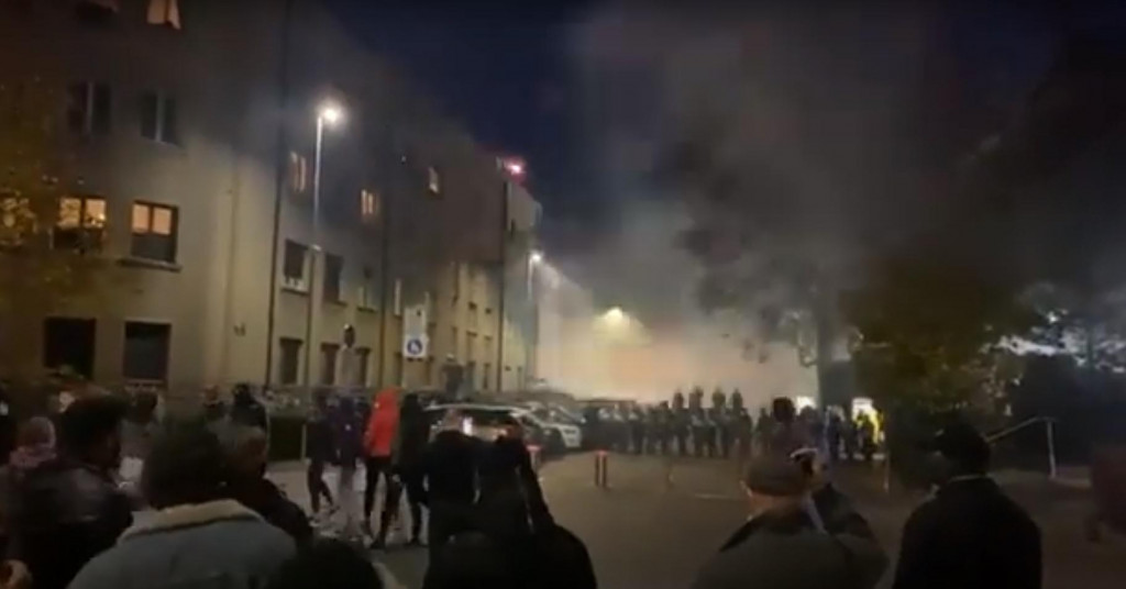 Drama u centru Ljubljane, prosvjednici gađali policajce bocama i petardama, policija uzvratila vodenim topom