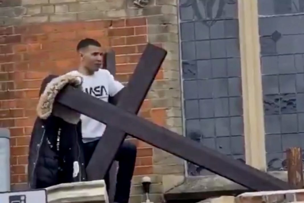 (VIDEO) Vandalizirana crkva: Uhićen muškarac koji je srušio križ s krova crkve u Londonu