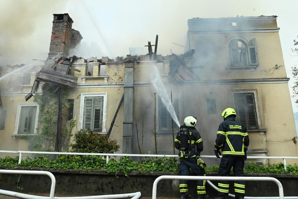Vatrogasci i dalje na požarištu hotela Miramar u Lovranu: Zašto je godinama napuštena zgrada nestala u plamenu?