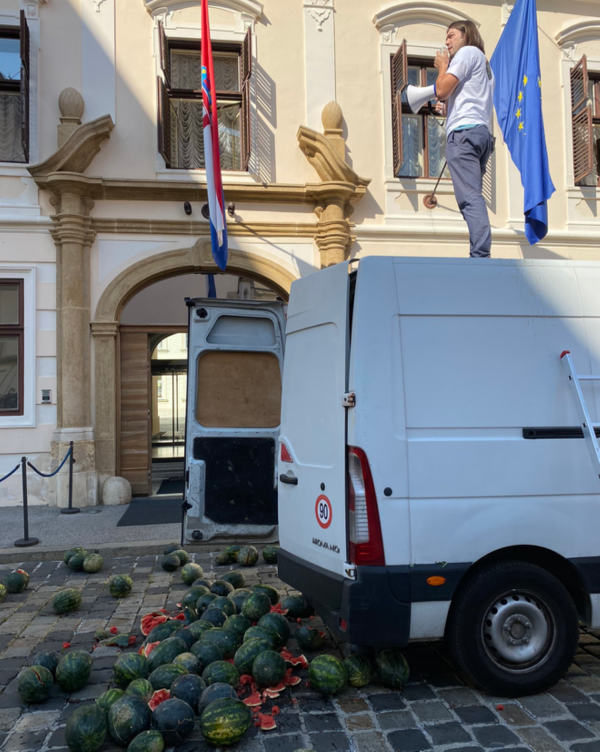 Sinčić istovario hrpu lubenica pred Vladom, Plenković Božinoviću: ‘Napravite plan za sigurnost‘