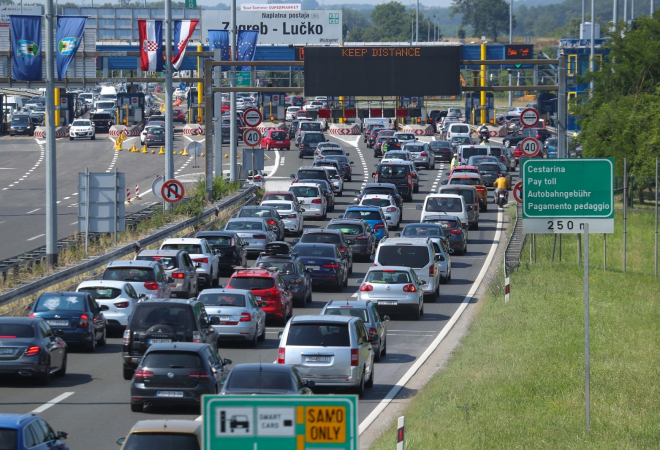 Kilometarske gužve na Lučkom: Kolone vozila slijevaju se prema moru, stižu turisti, ali i domaći koji spajaju vikend s praznikom!