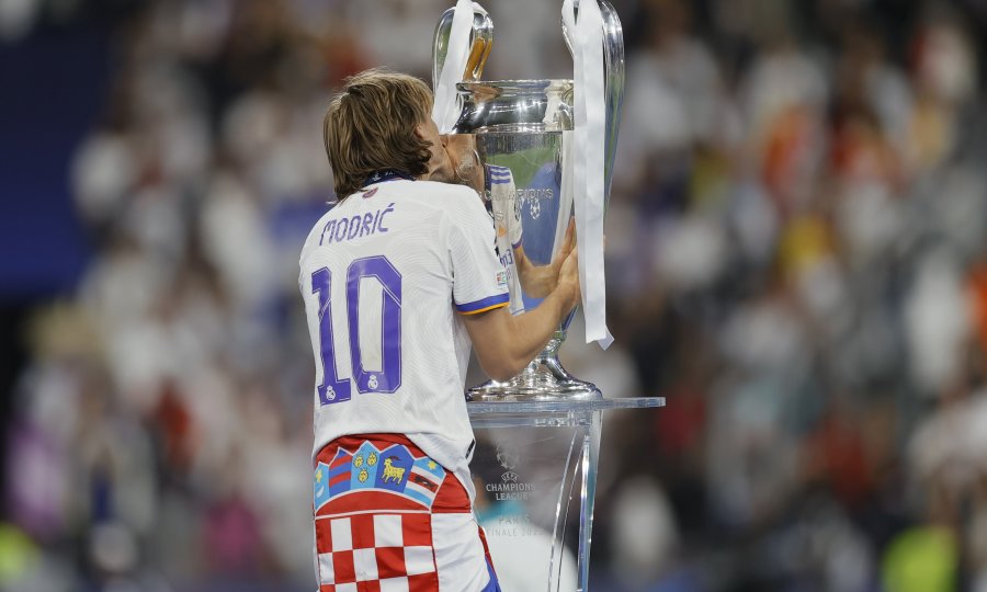 Florentino Perez nije izdržao i već je u Parizu, usred Realovog slavlja, pred Luku Modrića stavio papir